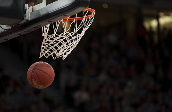 NBA篮球比赛数据统计界面，显示实时比分与球员命中率